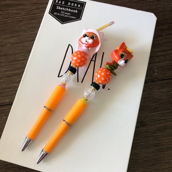 Disney Doorables: Robin Hood: Lady Marian & Robin Hood handmade beaded pens - Picture 2 of 3